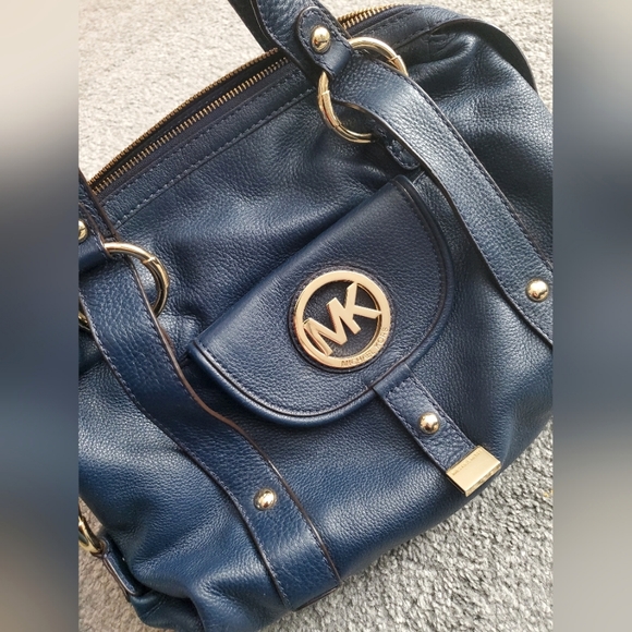 Michael Kors Handbags - 🆕️ pre-loved Michael Kors shoulder bag, navy blue with gold hardware